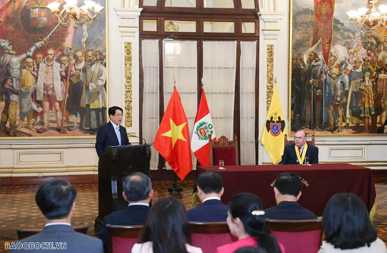 President Luong Cuong meets Lima Mayor, receives token key President Luong Cuong meets Lima Mayor, receives token key