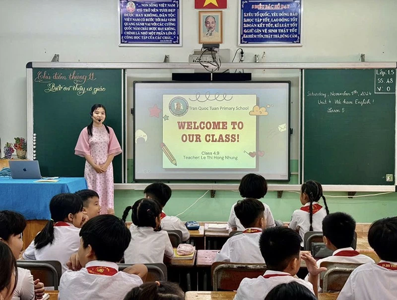 Teachers and students at Tran Quoc Tuan Primary School actively incorporate technology into teaching and learning. Teachers and students at Tran Quoc Tuan Primary School actively incorporate technology into teaching and learning.