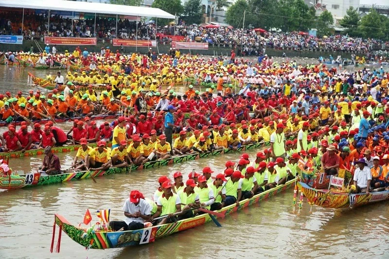 Ok om boc festival and Ngo boat racing of the Khmer people have become a common festival of ethnic minorities in Soc Trang. Ok om boc festival and Ngo boat racing of the Khmer people have become a common festival of ethnic minorities in Soc Trang.