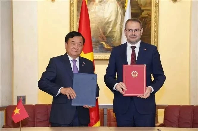 Sen. Lt. General Hoang Xuan Chien (L), member of the Party Central Committee and Deputy Minister of National Defence of Vietnam, and Konstantin Mogilevsky, Russia’s Deputy Minister of Science and Higher Education exchange the minute of the meeting (Photo: VNA) Sen. Lt. General Hoang Xuan Chien (L), member of the Party Central Committee and Deputy Minister of National Defence of Vietnam, and Konstantin Mogilevsky, Russia’s Deputy Minister of Science and Higher Education exchange the minute of the meeting (Photo: VNA)