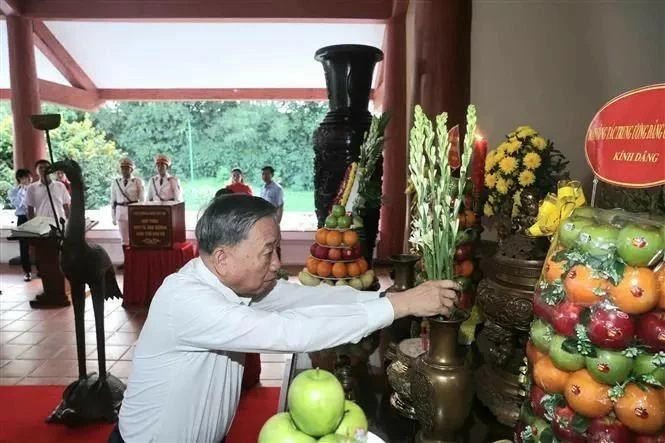 Party General Secretary To Lam offers incense in memony of late President Ho Chi Minh in Ca Mau on November 16. (Photo: VNA) Party General Secretary To Lam offers incense in memony of late President Ho Chi Minh in Ca Mau on November 16. (Photo: VNA)