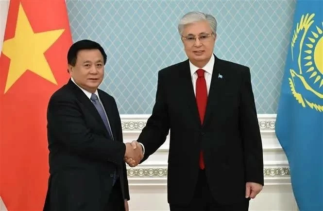 Nguyen Xuan Thang (L), Politburo member, President of the Ho Chi Minh National Academy of Politics, and Chairman of the Central Theory Council, welcomed by Kazakh President Kassym-Jomart Tokayev. (Photo: VNA) Nguyen Xuan Thang (L), Politburo member, President of the Ho Chi Minh National Academy of Politics, and Chairman of the Central Theory Council, welcomed by Kazakh President Kassym-Jomart Tokayev. (Photo: VNA)
