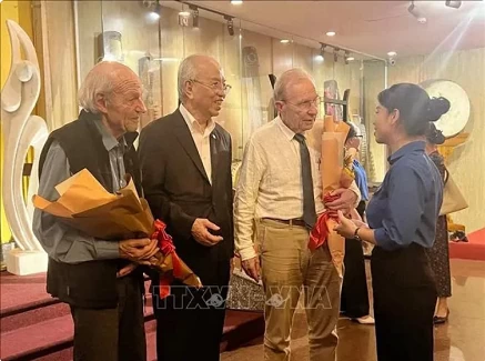 Swiss nationals recount 1969 planting of Vietnam flag atop Notre Dame Cathedral Paris Swiss nationals recount 1969 planting of Vietnam flag atop Notre Dame Cathedral Paris