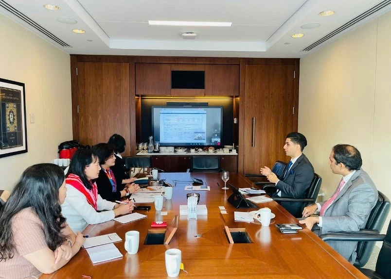 Đoàn công tác Agribank làm việc với bộ phận tài chính bền vững tại trụ sở Tổ chức xếp hạng tín nhiệm Moody’s tại New York, Hoa Kỳ Đoàn công tác Agribank làm việc với bộ phận tài chính bền vững tại trụ sở Tổ chức xếp hạng tín nhiệm Moody’s tại New York, Hoa Kỳ