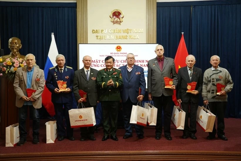 Vietnam’s Deputy Defence Minister honours Russian veterans Vietnam’s Deputy Defence Minister honours Russian veterans
