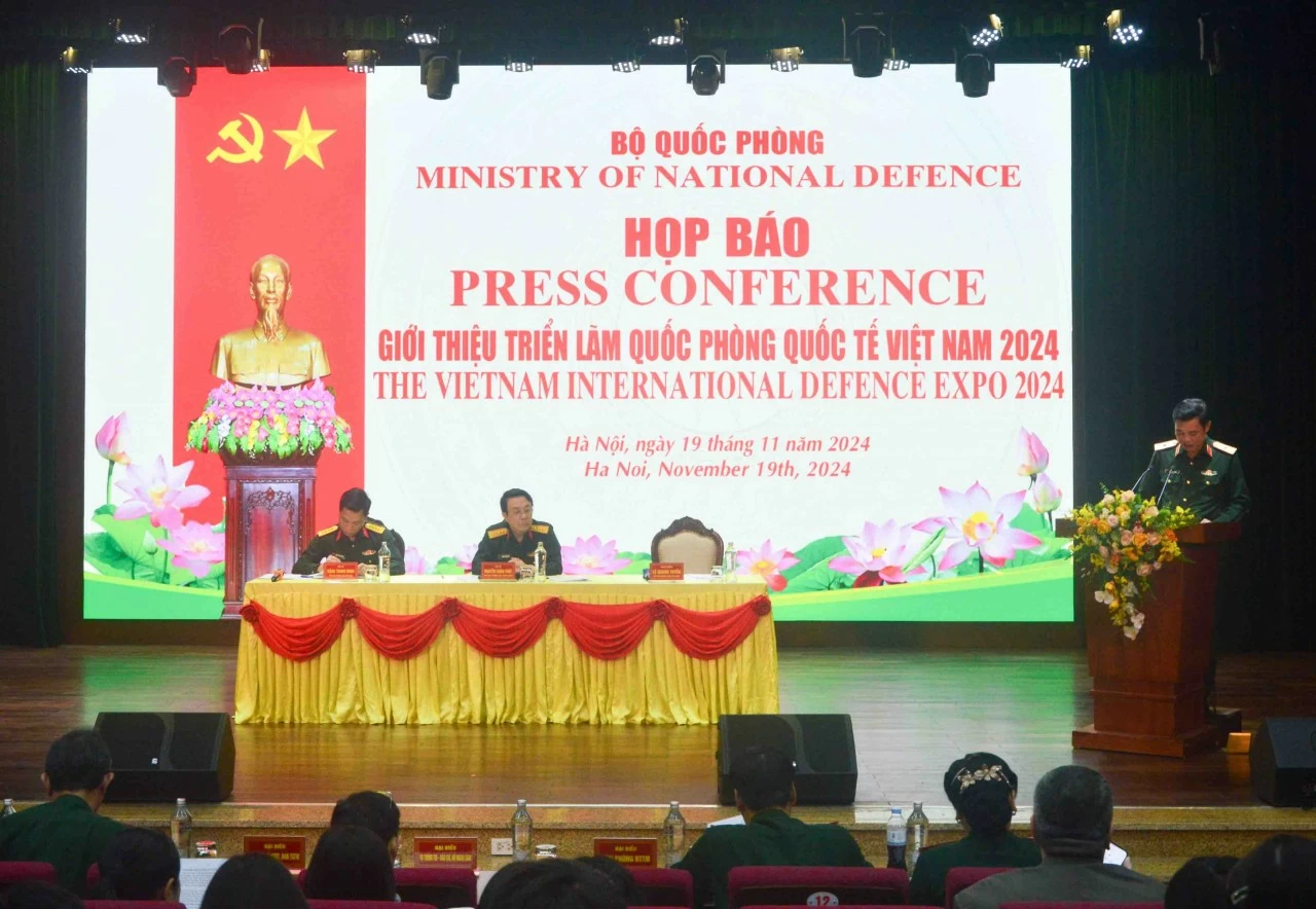 Theo Đại tá Đặng Thanh Minh, Phó Cục trưởng Cục Đối ngoại, Bộ Quốc phòng, đến nay đã có gần 200 đơn vị, doanh nghiệp trong nước và quốc tế đến từ 27 quốc gia đăng ký bố trí gian hàng trưng bày tại Triển lãm. (Ảnh: Phạm Hiền) Theo Đại tá Đặng Thanh Minh, Phó Cục trưởng Cục Đối ngoại, Bộ Quốc phòng, đến nay đã có gần 200 đơn vị, doanh nghiệp trong nước và quốc tế đến từ 27 quốc gia đăng ký bố trí gian hàng trưng bày tại Triển lãm. (Ảnh: Phạm Hiền)