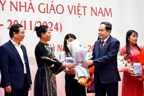 Top legislator highlights teachers’ contributions to educational development Top legislator highlights teachers’ contributions to educational development
