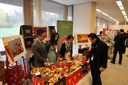 Vietnam demonstrates humanitarian commitment at UN bazaar Vietnam demonstrates humanitarian commitment at UN bazaar