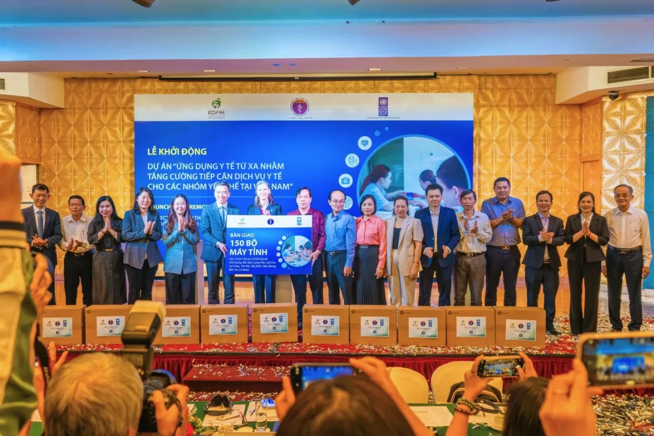 Tthe handover ceremony of 150 computers to representatives of 10 provinces. (Photo: UNDP)