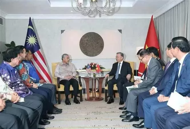 Party General Secretary To Lam (R) at his November 22 meeting with Malaysian Deputy Prime Minister, Minister of Rural and Regional Development, and President of the United Malays National Organisation (UMNO) Dato’ Seri Dr. Ahmad Zahid Hamidi. (Photo: VNA)