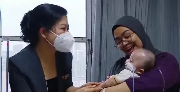 Ngo Phuong Ly, spouse of Party General Secretary To Lam, and a child patient at the National Heart Institute of Malaysia. (Photo: VNA) Ngo Phuong Ly, spouse of Party General Secretary To Lam, and a child patient at the National Heart Institute of Malaysia. (Photo: VNA)