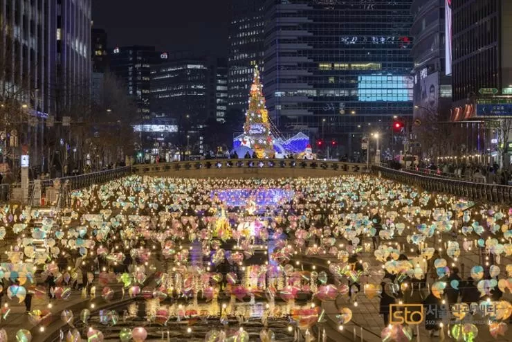 A giant Christmas tree and lighting decor are seen at Cheonggye Stream in central Seoul in this provided undated photo. Courtesy of Seoul Metropolitan Government A giant Christmas tree and lighting decor are seen at Cheonggye Stream in central Seoul in this provided undated photo. Courtesy of Seoul Metropolitan Government
