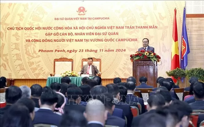 Chủ tịch Quốc hội mong muốn cộng đồng người Việt tại Campuchia luôn phát huy tinh thần đoàn kết National Assembly Chairman Tran Thanh Man meets with Vietnamese community in Cambodia