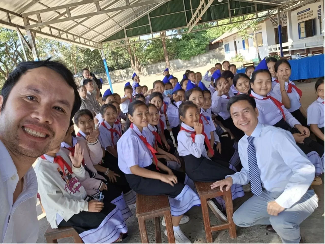 Các em học sinh vui mừng giao lưu cùng khách quý. Các em học sinh vui mừng giao lưu cùng khách quý.