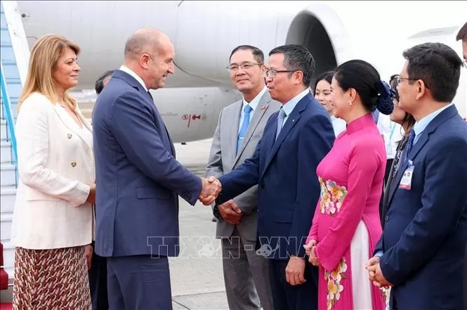 Thứ trưởng Bộ Ngoại giao Phạm Thanh Bình, Đại sứ Việt Nam tại Bulgaria Đỗ Hoàng Long, cùng một số cán bộ của Văn phòng Chủ tịch nước, Bộ Ngoại giao đón Tổng thống Cộng hòa Bulgaria Rumen Radev và Phu nhân tại sân bay quốc tế Nội Bài, Hà Nội. Ảnh: Phạm Kiên/TTXVN Thứ trưởng Bộ Ngoại giao Phạm Thanh Bình, Đại sứ Việt Nam tại Bulgaria Đỗ Hoàng Long, cùng một số cán bộ của Văn phòng Chủ tịch nước, Bộ Ngoại giao đón Tổng thống Cộng hòa Bulgaria Rumen Radev và Phu nhân tại sân bay quốc tế Nội Bài, Hà Nội. Ảnh: Phạm Kiê