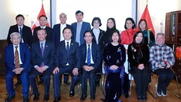 Deputy PM Tran Hong Ha meets with Vietnamese community in Denmark