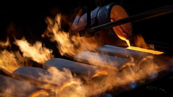 Giá vàng hôm nay 13/1/2026 'phá đỉnh', sóng tăng giá đột ngột kích hoạt; Giá bạc duy trì vị thế dẫn đầu, khả năng vượt 100 USD/ounce