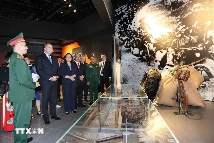 Bulgarian President tours Vietnam Military History Museum Bulgarian President Rumen Radev tours Vietnam Military History Museum