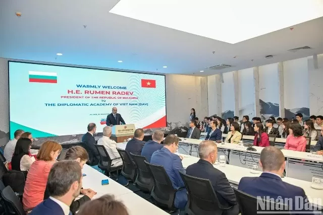 Bulgarian President Rumen Radev visits Diplomatic Academy of Vietnam Bulgarian President Rumen Radev visits Diplomatic Academy of Vietnam