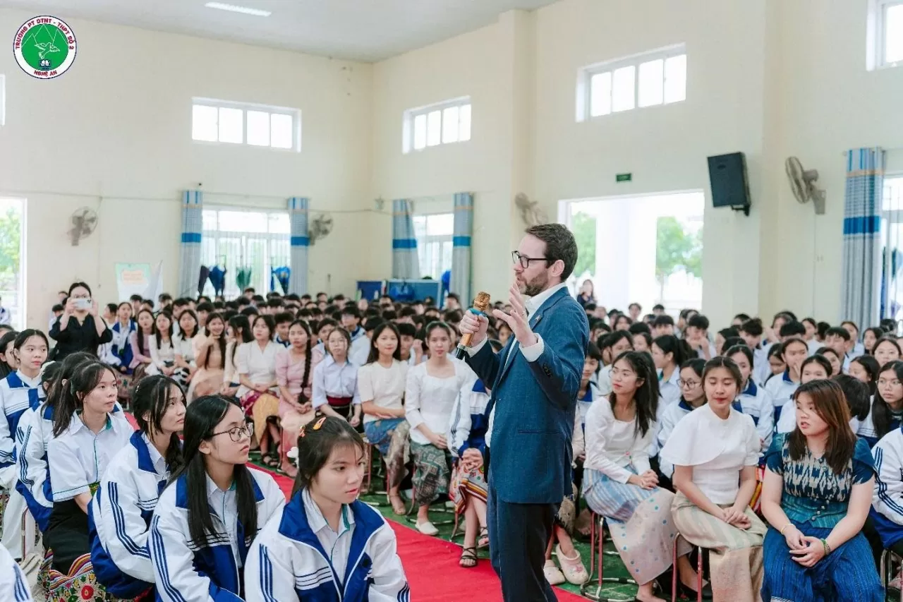 The British Ambassador to Vietnam, Iain Frew interacted with students at the Nghe An Provincial Boarding School for Ethnic Minorities No. 2 in Nghe An Province. (Photo: British Embassy in Vietnam) The British Ambassador to Vietnam, Iain Frew interacted with students at the Nghe An Provincial Boarding School for Ethnic Minorities No. 2 in Nghe An Province. (Photo: British Embassy in Vietnam)