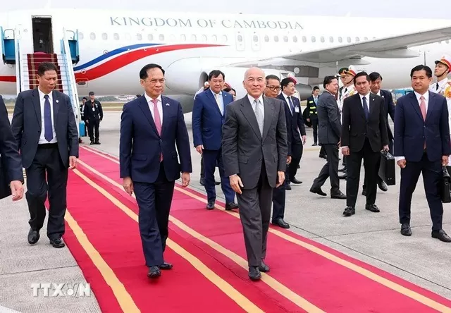 Cambodian King Norodom Sihamoni arrived in Hanoi, beginning state visit to Vietnam Cambodian King Norodom Sihamoni arrived in Hanoi, beginning state visit to Vietnam
