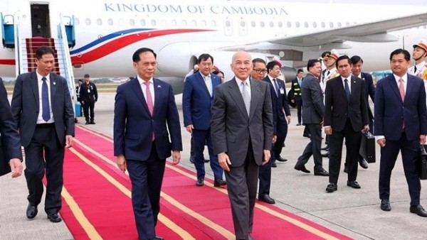 Cambodian King Norodom Sihamoni arrived in Hanoi, beginning state visit to Vietnam