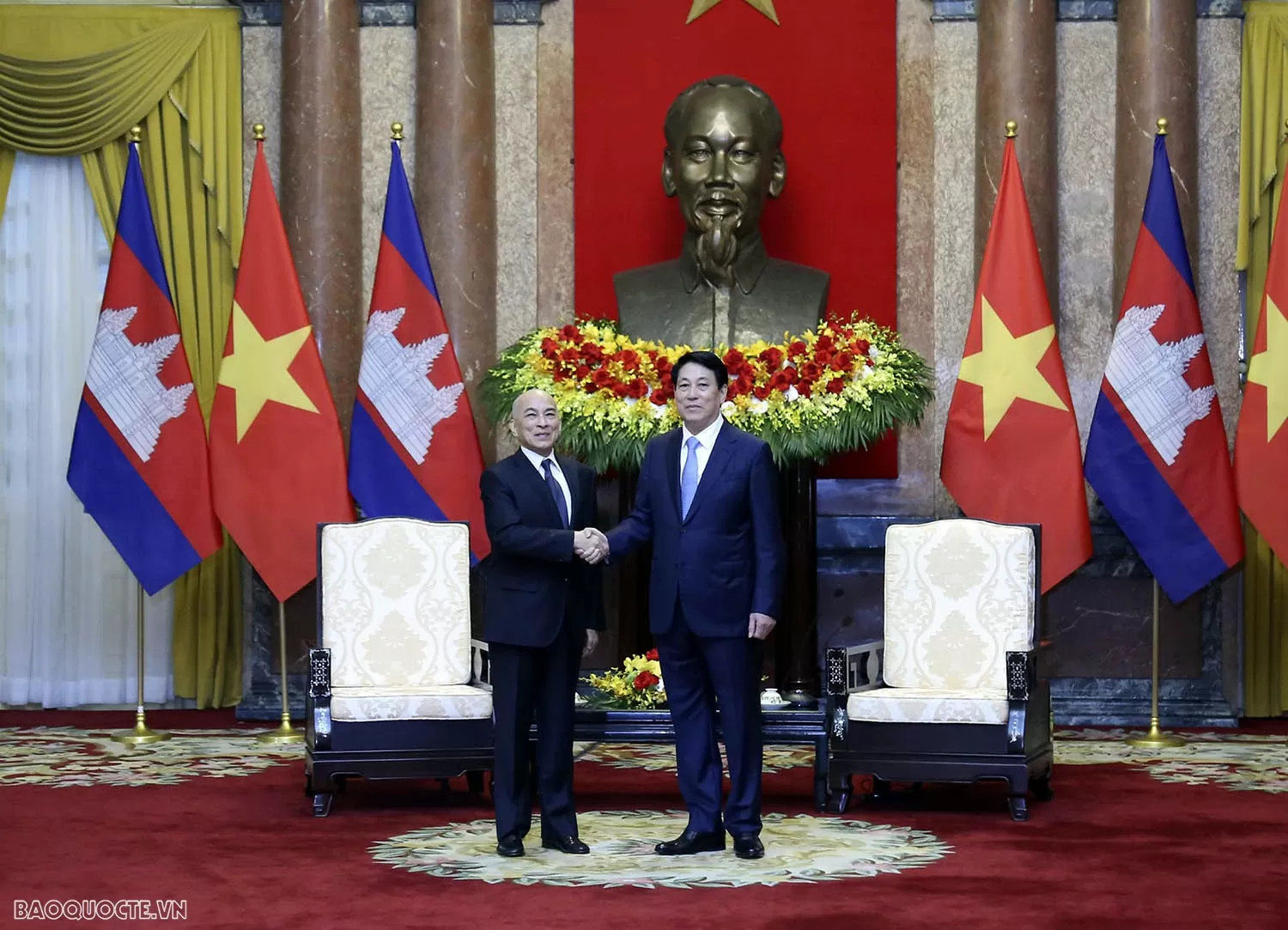 President Luong Cuong welcomes Cambodian King Norodom Sihamoni in Hanoi President Luong Cuong welcomes Cambodian King Norodom Sihamoni in Hanoi