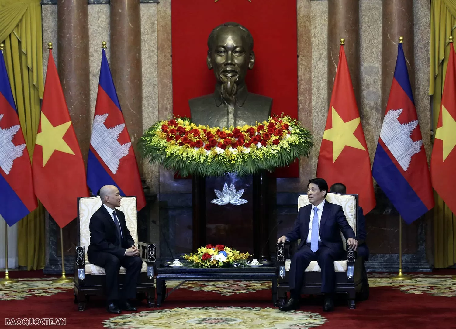 President Luong Cuong welcomes Cambodian King Norodom Sihamoni in Hanoi President Luong Cuong welcomes Cambodian King Norodom Sihamoni in Hanoi