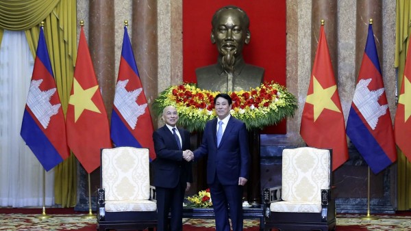 President Luong Cuong welcomes Cambodian King Norodom Sihamoni in Hanoi