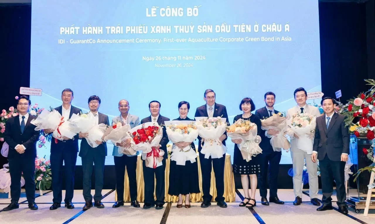 Các đại biểu nhận hoa cảm ơn của Tập đoàn Sao Mai và Cty IDI Các đại biểu nhận hoa cảm ơn của Tập đoàn Sao Mai và Cty IDI