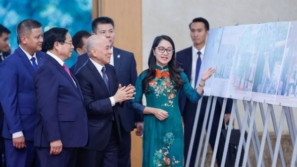 Prime Minister Pham Minh Chinh meets with Cambodian King Norodom Sihamoni in Hanoi