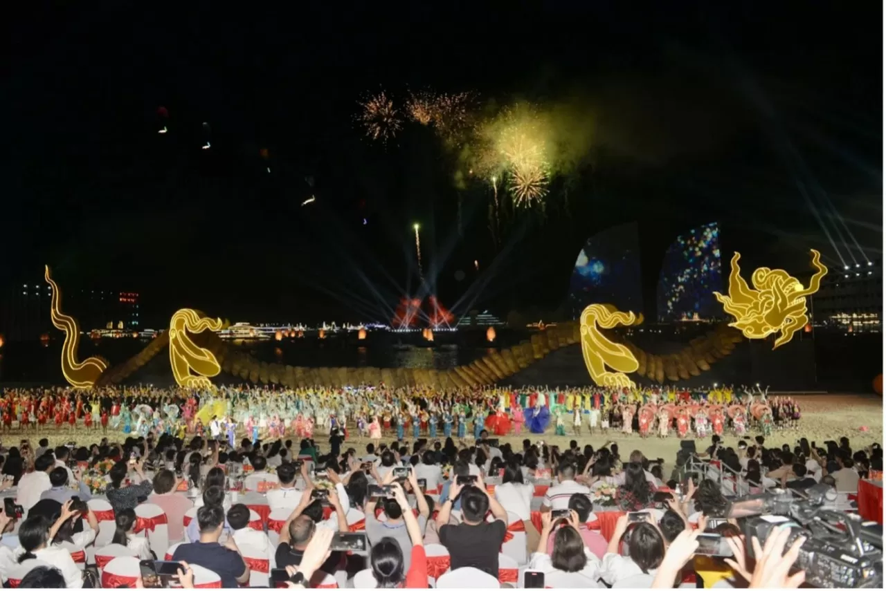 Lễ hội Carnaval Hạ Long diễn ra vào tháng 4 hàng năm ngập tràn giai điệu, ánh sáng và niềm vui. Lễ hội Carnaval Hạ Long diễn ra vào tháng 4 hàng năm ngập tràn giai điệu, ánh sáng và niềm vui.