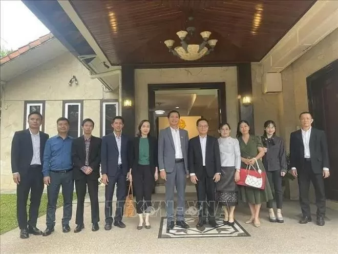 Vietnamese Ambassador to Malaysia Dinh Ngoc Linh (middle) and the delegation take a group photo with officials of the Lao Embassy in Malaysia. (Photo: VNA) Vietnamese Ambassador to Malaysia Dinh Ngoc Linh (middle) and the delegation take a group photo with officials of the Lao Embassy in Malaysia. (Photo: VNA)
