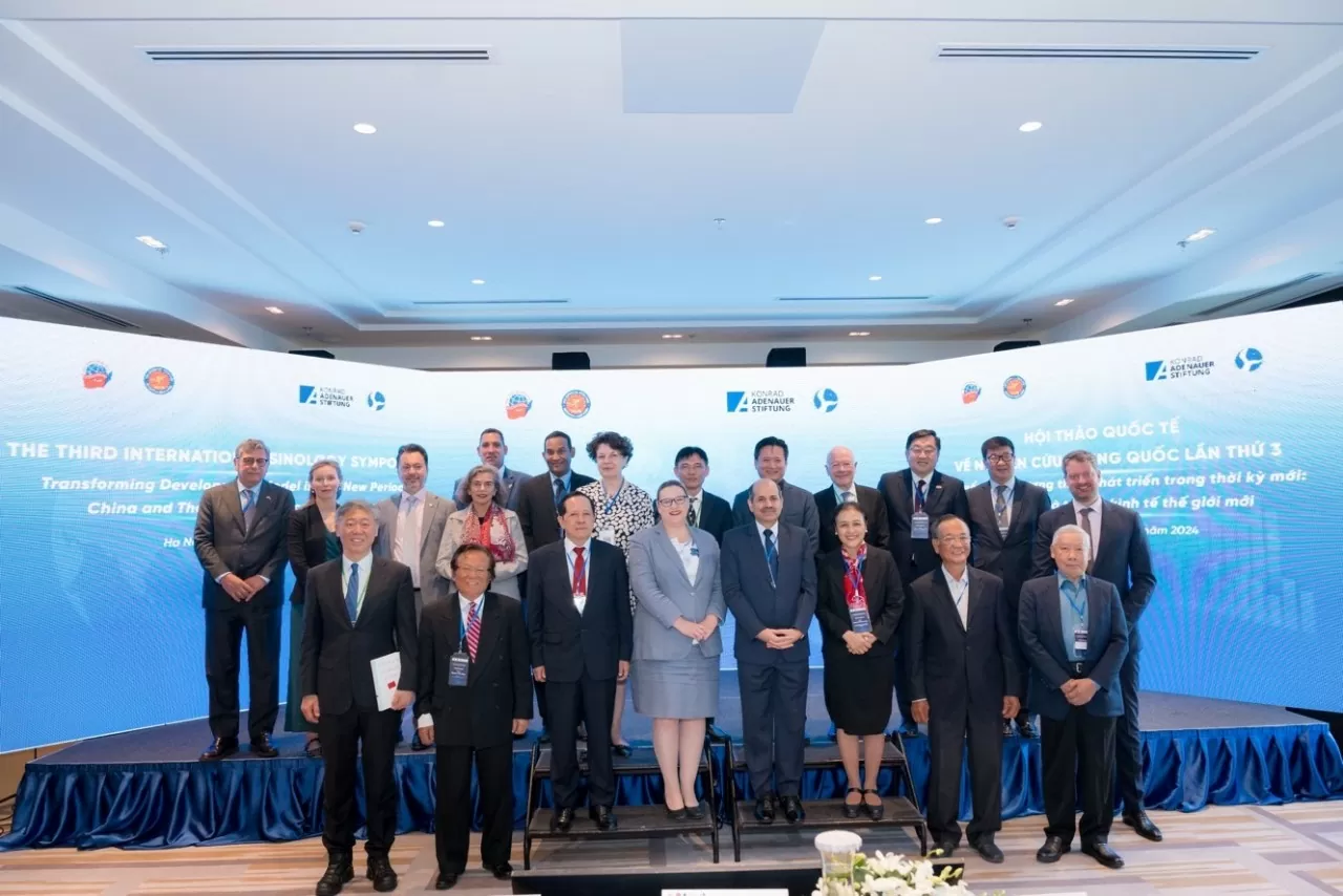 Hội thảo quốc tế về Nghiên cứu Trung Quốc lần thứ ba với chủ đề “Chuyển đổi phương thức phát triển trong thời kỳ mới: Trung Quốc và trật tự kinh tế thế giới mới” Hội thảo quốc tế về Nghiên cứu Trung Quốc lần thứ ba với chủ đề “Chuyển đổi phương thức phát triển trong thời kỳ mới: Trung Quốc và trật tự kinh tế thế giới mới”