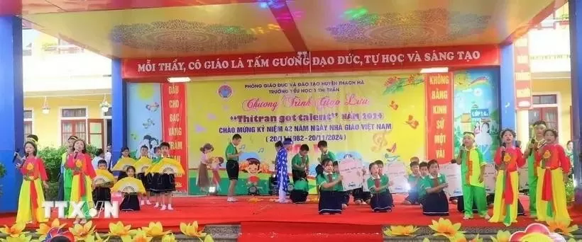 Students of Thach Ha Town 1 Primary School in the central province of Ha Tinh perform Vi-Giam folk songs at a celebration of Vietnamese Teachers' Day (November 20). (Photo: VNA) Students of Thach Ha Town 1 Primary School in the central province of Ha Tinh perform Vi-Giam folk songs at a celebration of Vietnamese Teachers' Day (November 20). (Photo: VNA)