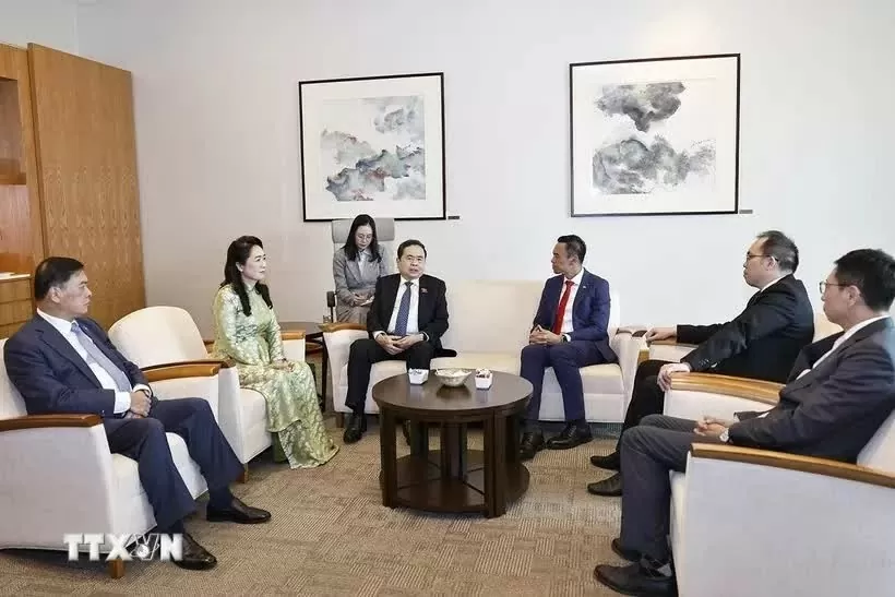 NA Chairman Tran Thanh Man meets with Vietnamese community in Singapore NA Chairman Tran Thanh Man meets with Vietnamese community in Singapore