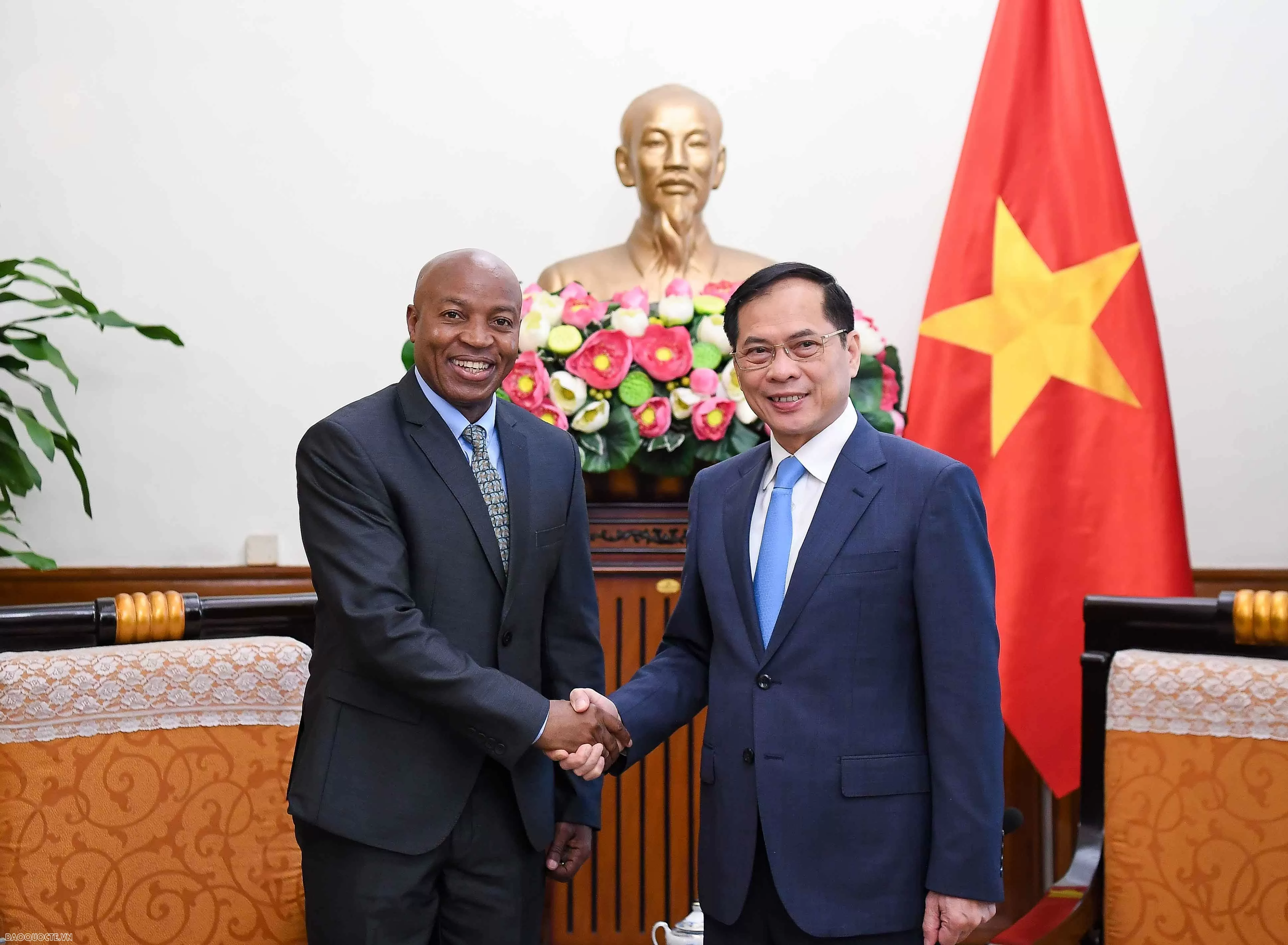 Deputy PM, Foreign Minister Bui Thanh Son receives Tanzanian Deputy Foreign Minister Deputy PM, Foreign Minister Bui Thanh Son receives Tanzanian Deputy Foreign Minister