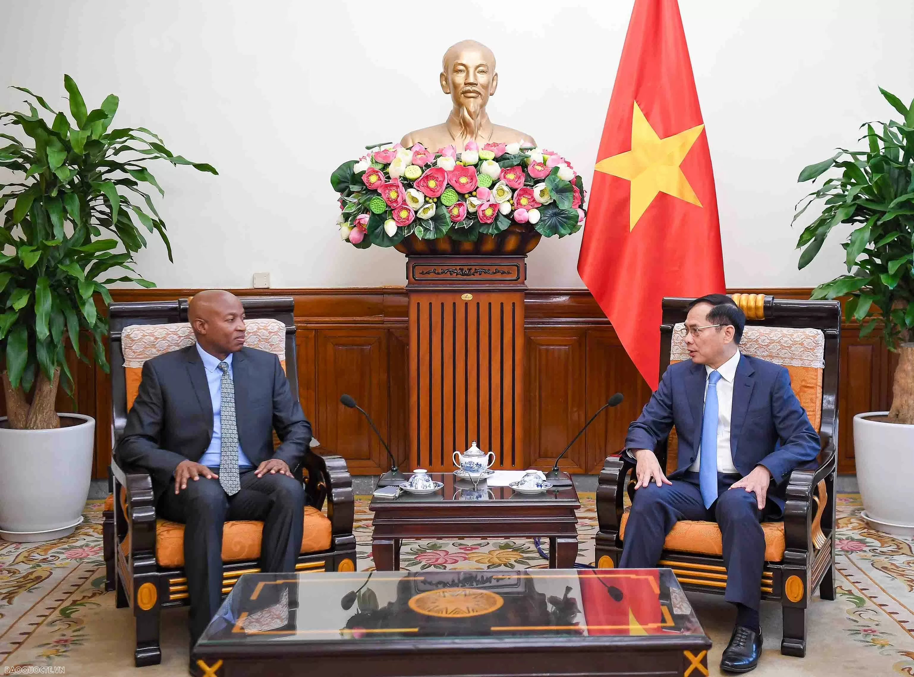 Deputy PM, Foreign Minister Bui Thanh Son receives Tanzanian Deputy Foreign Minister Deputy PM, Foreign Minister Bui Thanh Son receives Tanzanian Deputy Foreign Minister