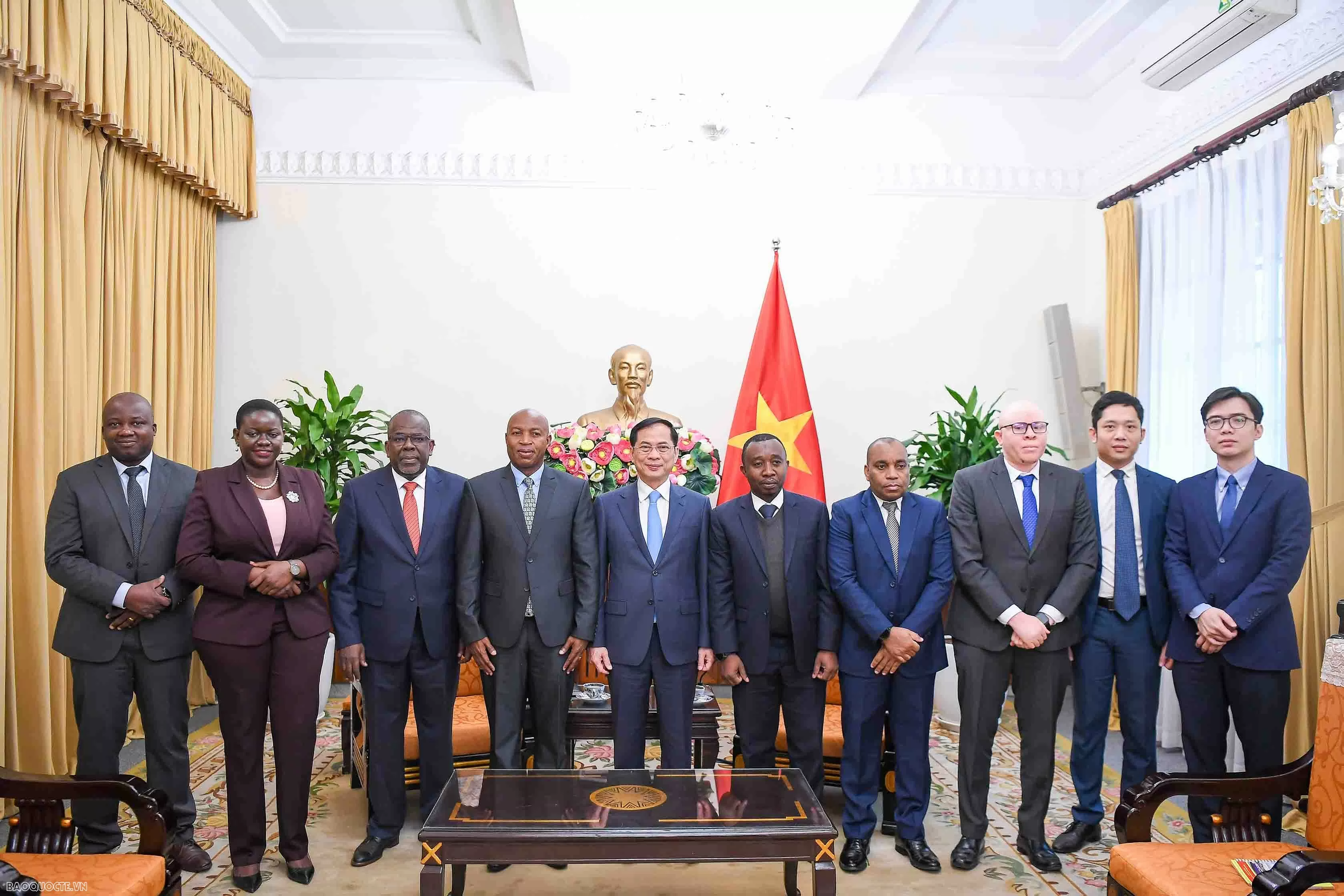 Deputy PM, Foreign Minister Bui Thanh Son receives Tanzanian Deputy Foreign Minister Deputy PM, Foreign Minister Bui Thanh Son receives Tanzanian Deputy Foreign Minister