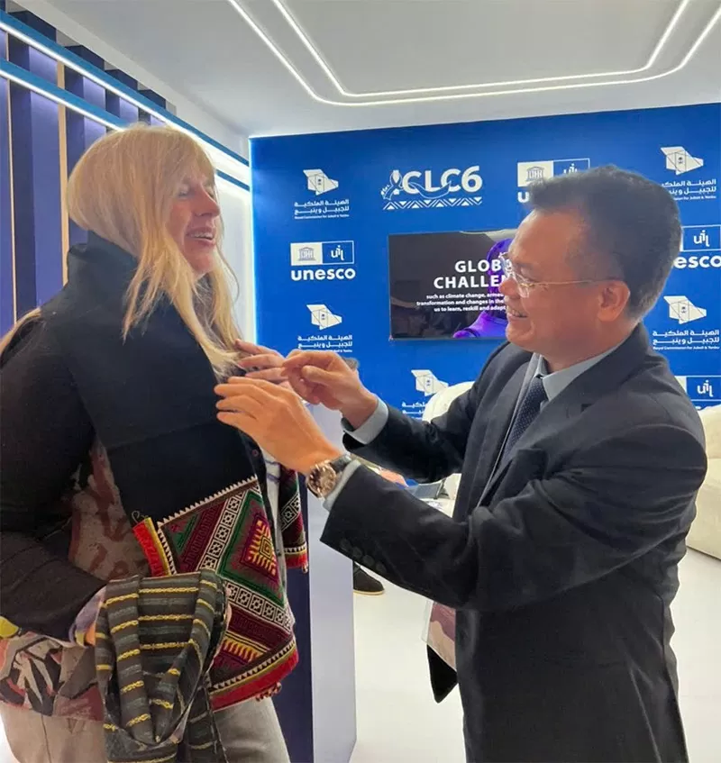 Chairman Do Van Tru presenting a traditional Piêu Scarf to Ms. Isabell Kempf, Director of UNESCO’s Institute for Lifelong Learning Chairman Do Van Tru presenting a traditional Piêu Scarf to Ms. Isabell Kempf, Director of UNESCO’s Institute for Lifelong Learning