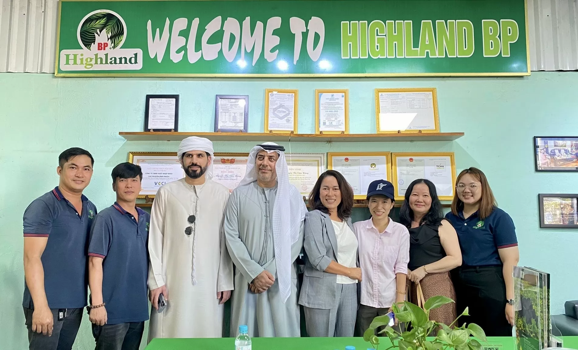 Bà Nguyễn Thị Cẩm Hằng và nhân viên Công ty cổ phần Cao nguyên Bình Phước chụp cùng đối tác Dubai tại nhà máy sản xuất than dừa. (Ảnh: NVCC) Bà Nguyễn Thị Cẩm Hằng và nhân viên Công ty cổ phần Cao nguyên Bình Phước chụp cùng đối tác Dubai tại nhà máy sản xuất than dừa. (Ảnh: NVCC)