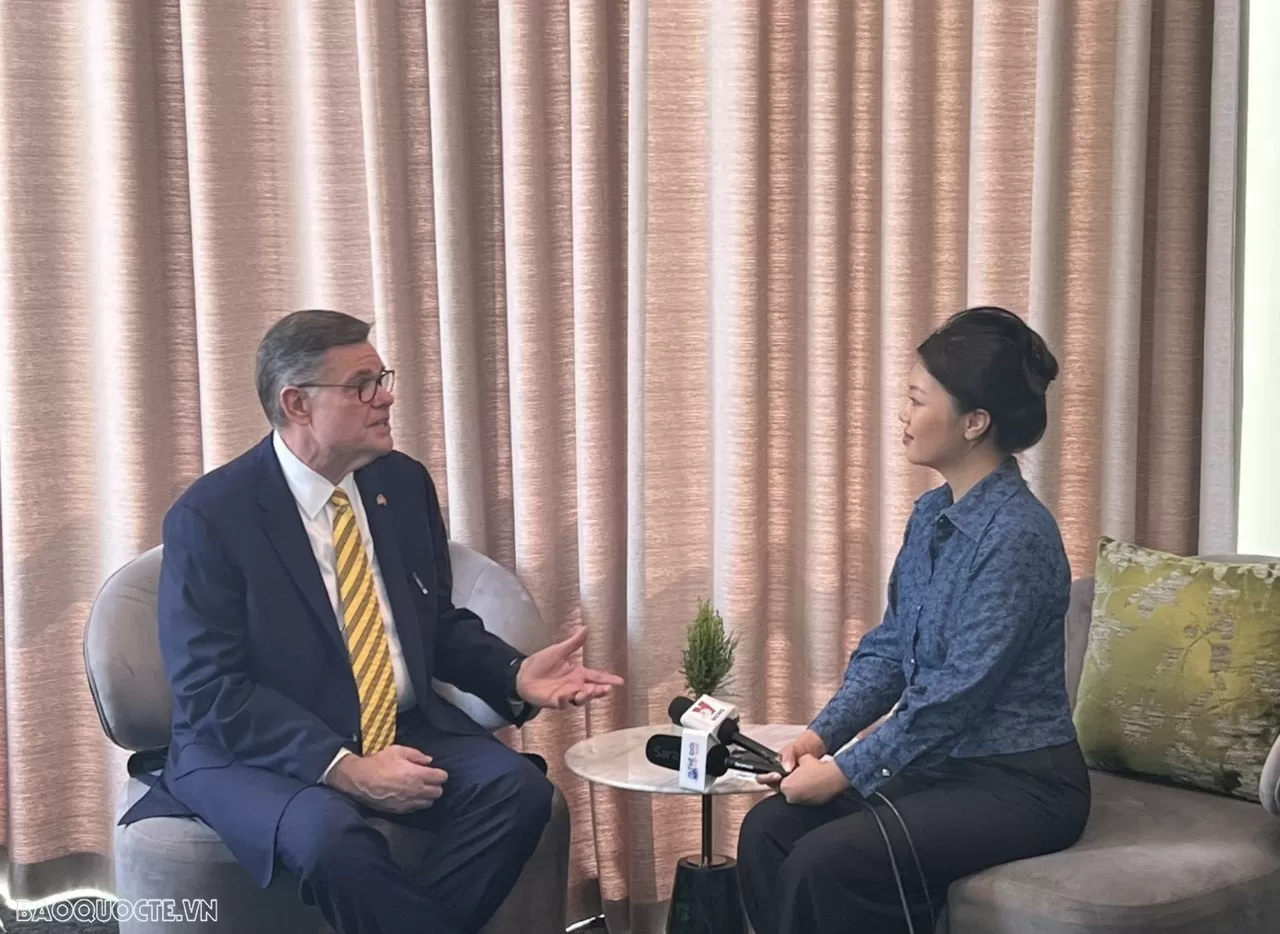 Trưởng đoàn mục sư Tin lành quốc tế trao đổi với phóng viên Báo Thế giới và Việt Nam. Trưởng đoàn mục sư Tin lành quốc tế trao đổi với phóng viên Báo Thế giới và Việt Nam.