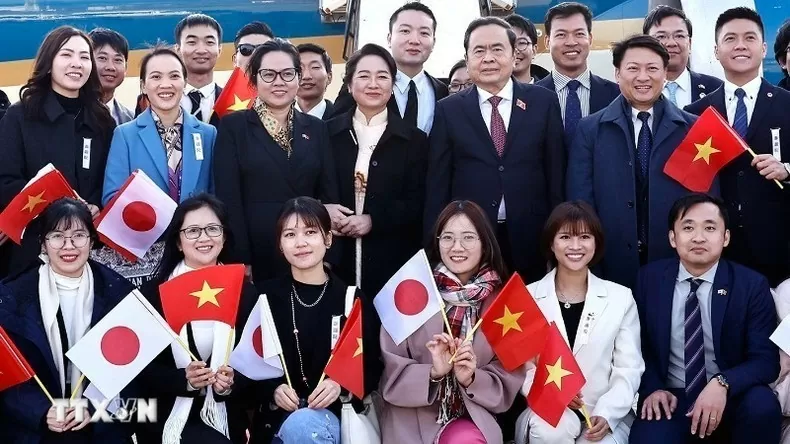 At the farewell ceremony for National Assembly (NA) Chairman Tran Thanh Man (standing, first row, fifth from left), his spouse and the high-ranking delegation of the NA at Nagasaki airport. (Photo: VNA) At the farewell ceremony for National Assembly (NA) Chairman Tran Thanh Man (standing, first row, fifth from left), his spouse and the high-ranking delegation of the NA at Nagasaki airport. (Photo: VNA)