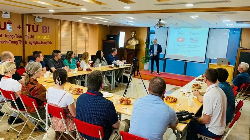 CEO Vu Duc Sy sharing the law of karma and ethical foundation of The University of Wisconsin's research team explores the application of Buddhist ethics in corporate culture at Diligo