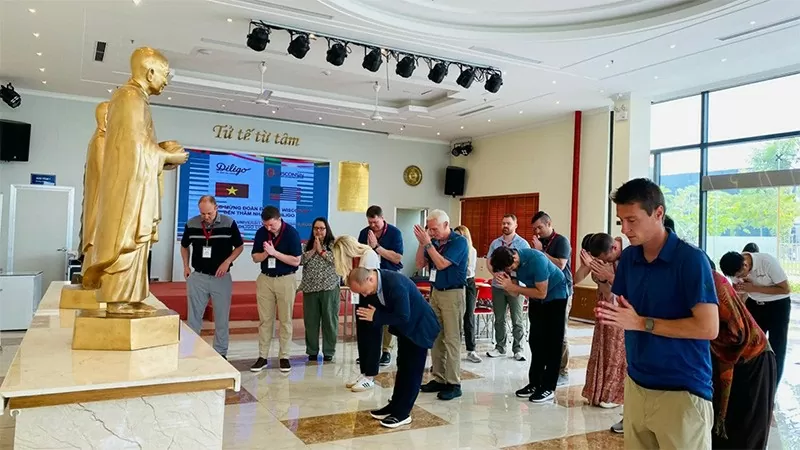 The research delegation respectfully bow down to the Buddha and the elder Thich Thong Lac The research delegation respectfully bow down to the Buddha and the elder Thich Thong Lac