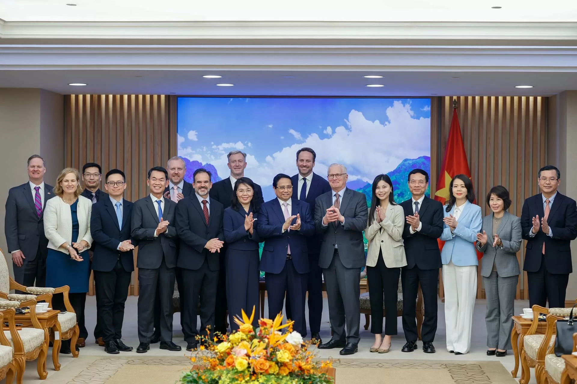 PM Pham Minh Chinh receives US firms urging investment in semiconductor, AI, cloud computing PM Pham Minh Chinh receives US firms urging investment in semiconductor, AI, cloud computing