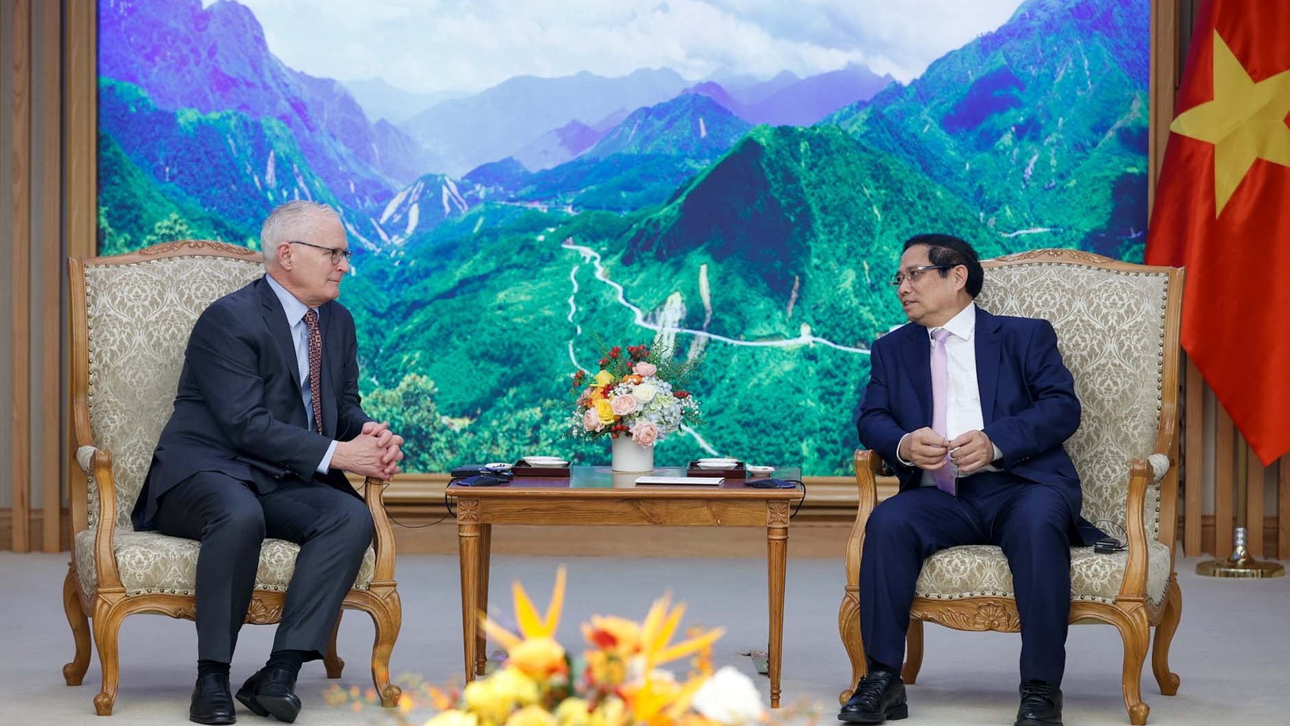 PM Pham Minh Chinh receives US firms urging investment in semiconductor, AI, cloud computing