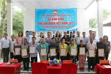Ten needy households in Can Tho receive housing support Ten needy households in Can Tho receive housing support
