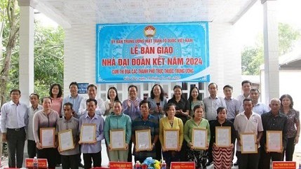 Needy families in Can Tho city receive housing support