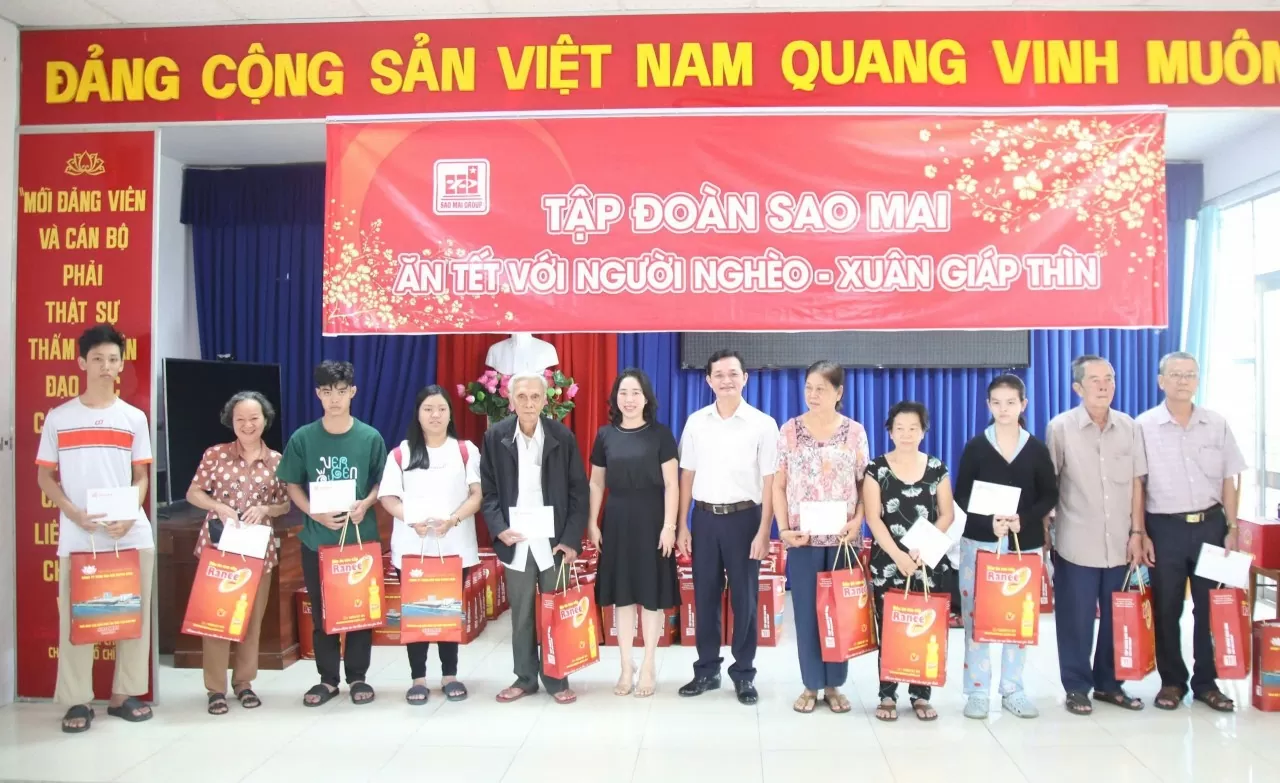 Sao Mai celebrates Tet with low-income people - a close and friendly image. Sao Mai celebrates Tet with low-income people - a close and friendly image.